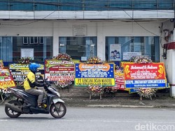 Sekber-Kediaman Ayep di Sukabumi Banjir Karangan Bunga Ucapan Kemenangan