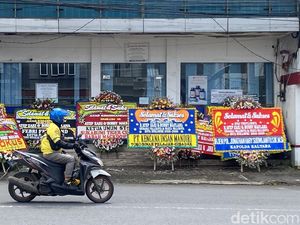 Sekber-Kediaman Ayep di Sukabumi Banjir Karangan Bunga Ucapan Kemenangan Sekber-Kediaman Ayep di Sukabumi Banjir Karangan Bunga Ucapan Kemenangan
