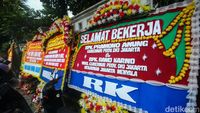 Karangan Bunga Penuhi di Posko Pramono-Rano Karno