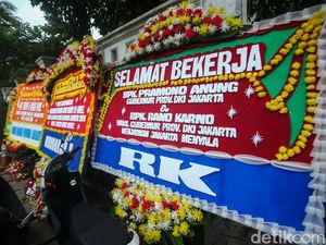 Karangan Bunga Penuhi di Posko Pramono-Rano Karno Karangan Bunga Penuhi di Posko Pramono-Rano Karno