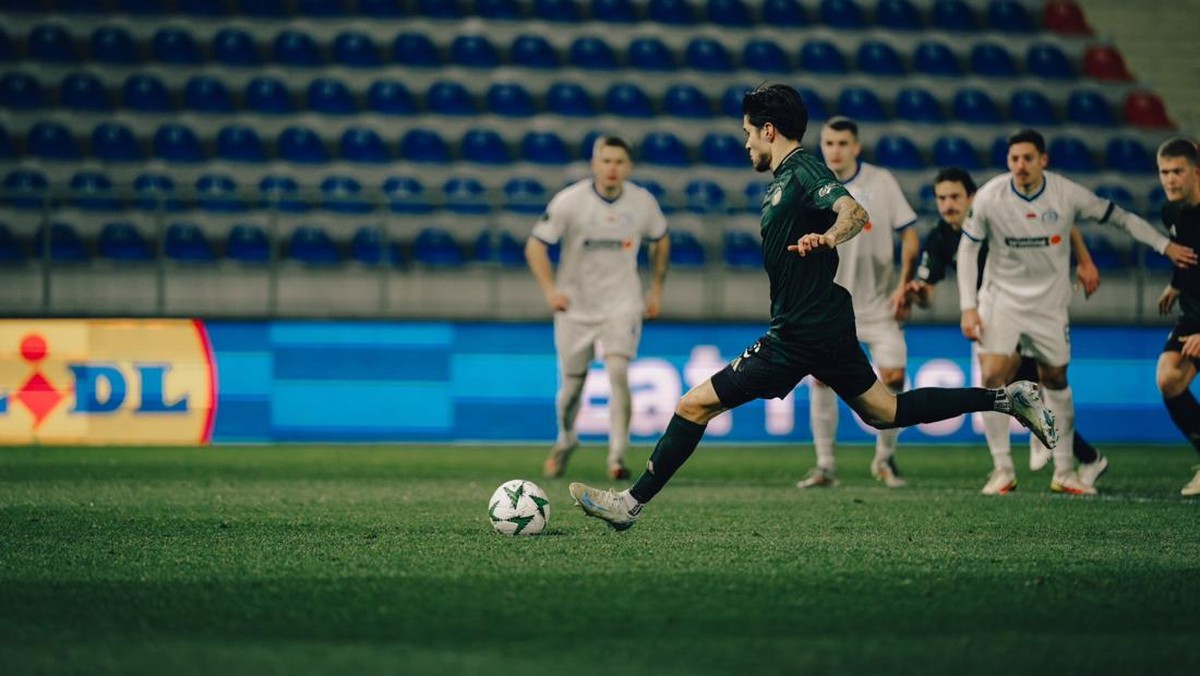 Aksi Kevin Diks mengeksekusi penalti untuk FC Copenhagen. (Foto: Twitter @FCKobenhavn)