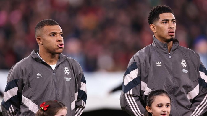 LIVERPOOL, ENGLAND - NOVEMBER 27: Kylian Mbappe and Jude Bellingham of Real Madrid during the UEFA Champions League 2024/25 League Phase MD5 match between Liverpool FC and Real Madrid C.F. at Anfield on November 27, 2024 in Liverpool, England. (Photo by Robbie Jay Barratt - AMA/Getty Images)