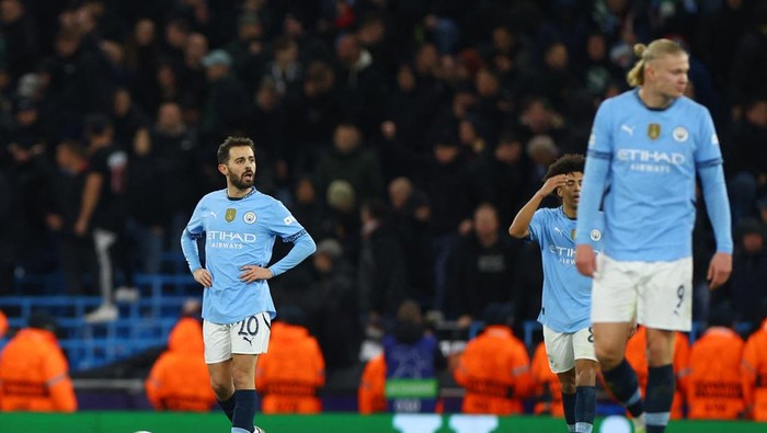 Soccer Football - Champions League - Manchester City v Feyenoord - Etihad Stadium, Manchester, Britain - November 26, 2024 Manchester Citys Bernardo Silva looks dejected after Feyenoords Santiago Tomas Gimenez scores their second goal REUTERS/Molly Darlington