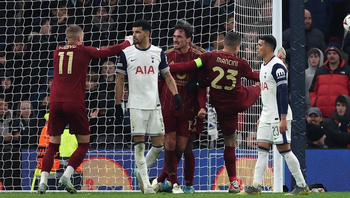 LONDON, ENGLAND - NOVEMBER 28: Mats Hummels of AS Roma celebrates scoring their teams second goal during the UEFA Europa League 2024/25 League Phase MD5 match between Tottenham Hotspur and AS Roma at Tottenham Hotspur Stadium on November 28, 2024 in London, England. (Photo by Danehouse Photography Ltd/Getty Images)