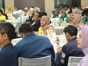 Momen 2.300 Mahasiswa Berprestasi Terima Beasiswa