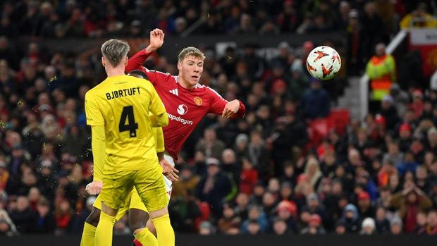  Rasmus Hojlund of Manchester United scores his team's second goal whilst under pressure from Odin Bjortuft of FK Bodo/Glimt during the UEFA Europa League 2024/25 League Phase MD5 match between Manchester United and FK Bodo/Glimt at Old Trafford on November 28, 2024 in Manchester, England. (Photo by Justin Setterfield/Getty Images)