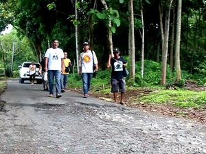 Aksi 3 Warga Majalengka Jalan Kaki 26 Km Usai Eman-Dena Unggul QC Aksi 3 Warga Majalengka Jalan Kaki 26 Km Usai Eman-Dena Unggul QC