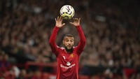 Bagi kamu para penggemar MU, Mazraoui sejauh ini oke nggak nih? (AP)