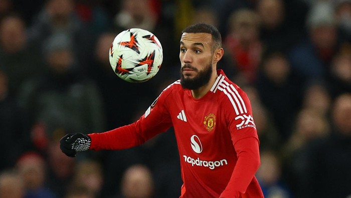 Soccer Football - Europa League - Manchester United v Bodo/Glimt - Old Trafford, Manchester, Britain - November 28, 2024 Manchester Uniteds Noussair Mazraoui in action REUTERS/Molly Darlington
