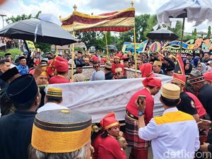 Prosesi Adat Ammolong Tedong Iringi Pelepasan Jenazah Raja Gowa Ke-38 Prosesi Adat Ammolong Tedong Iringi Pelepasan Jenazah Raja Gowa Ke-38