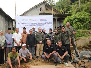 Fasilitasi Edukasi Warga Gunung Leutik, CT ARSA Mulai Bangun Rumah Inspirasi Fasilitasi Edukasi Warga Gunung Leutik, CT ARSA Mulai Bangun Rumah Inspirasi