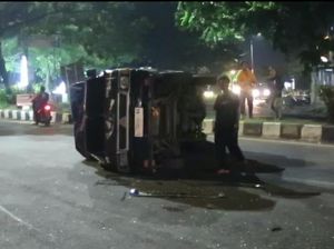 Pikap Curian Terguling Tabrak Median Jalan di Sidoarjo, 2 Pelaku Kabur Pikap Curian Terguling Tabrak Median Jalan di Sidoarjo, 2 Pelaku Kabur