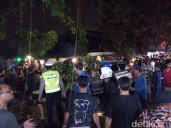 Pohon Tumbang di Malang Timpa Sejumlah Kendaraan, 2 Orang Meninggal