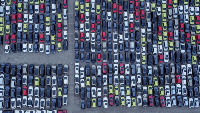 Kebanjiran Mobil Impor di Indonesia Kebanjiran mobil impor di Indonesia terlihat dari stok kendaraan di gudang Kendal, data Gaikindo menunjukkan tren peningkatan unit.