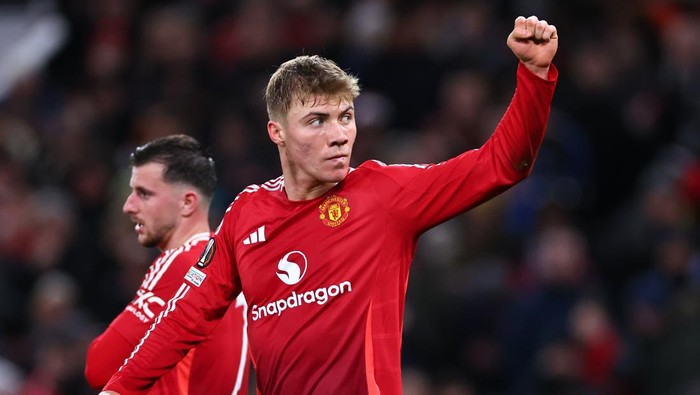 MANCHESTER, ENGLAND - NOVEMBER 28: Rasmus Højlund of Manchester United celebrates after scoring a goal to make it 2-2 during the UEFA Europa League 2024/25 League Phase MD5 match between Manchester United and FK Bodo/Glimt at Old Trafford on November 28, 2024 in Manchester, England. (Photo by Robbie Jay Barratt - AMA/Getty Images)