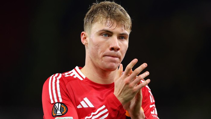 MANCHESTER, ENGLAND - NOVEMBER 28: Rasmus Hojlund of Manchester United waves at the fans at full time during the UEFA Europa League 2024/25 League Phase MD5 match between Manchester United and FK Bodo/Glimt at Old Trafford on November 28, 2024 in Manchester, England. (Photo by James Gill - Danehouse/Getty Images)