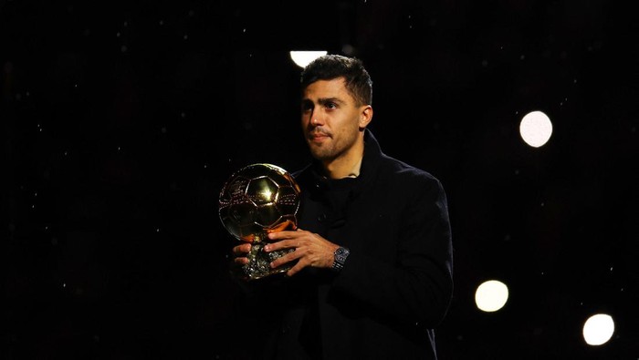 Soccer Football - Premier League - Manchester City v Tottenham Hotspur - Etihad Stadium, Manchester, Britain - November 23, 2024 Manchester Citys Rodri with the Ballon dOr trophy on the pitch before the match REUTERS/Molly Darlington EDITORIAL USE ONLY. NO USE WITH UNAUTHORIZED AUDIO, VIDEO, DATA, FIXTURE LISTS, CLUB/LEAGUE LOGOS OR LIVE SERVICES. ONLINE IN-MATCH USE LIMITED TO 120 IMAGES, NO VIDEO EMULATION. NO USE IN BETTING, GAMES OR SINGLE CLUB/LEAGUE/PLAYER PUBLICATIONS. PLEASE CONTACT YOUR ACCOUNT REPRESENTATIVE FOR FURTHER DETAILS..