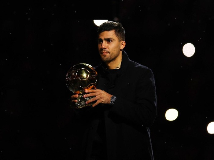 Soccer Football - Premier League - Manchester City v Tottenham Hotspur - Etihad Stadium, Manchester, Britain - November 23, 2024 Manchester City's Rodri with the Ballon d'Or trophy on the pitch before the match REUTERS/Molly Darlington EDITORIAL USE ONLY. NO USE WITH UNAUTHORIZED AUDIO, VIDEO, DATA, FIXTURE LISTS, CLUB/LEAGUE LOGOS OR 'LIVE' SERVICES. ONLINE IN-MATCH USE LIMITED TO 120 IMAGES, NO VIDEO EMULATION. NO USE IN BETTING, GAMES OR SINGLE CLUB/LEAGUE/PLAYER PUBLICATIONS. PLEASE CONTACT YOUR ACCOUNT REPRESENTATIVE FOR FURTHER DETAILS..