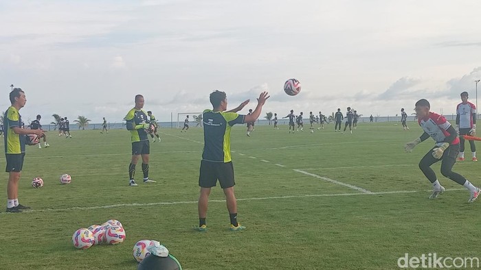 Sesi latihan Timnas Indonesia U-22 di BUTC, Gianyar, Bali, Jumat (29/11/2024). (Aryo Mahendro/detikBali)