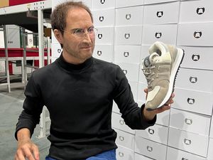 Sekarang Emoji Sneakers Apple Bisa Dipakai di Dunia Nyata, Ini Harganya