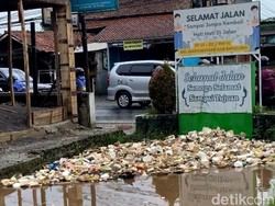 Duh! Sungai di Baleendah Ini Jadi Tempat Mangkal Sampah