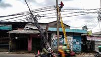 Tiang Utilitas Nyaris Roboh di Pamulang Dibongkar