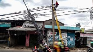 Tiang Utilitas Nyaris Roboh di Pamulang Dibongkar