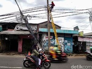 Tiang Utilitas Nyaris Roboh di Pamulang Dibongkar Tiang Utilitas Nyaris Roboh di Pamulang Dibongkar