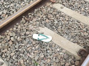 Lansia Berbatik Coklat Tewas Tersambar Kereta di Sukabumi