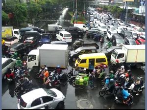 Traffic Light Padam Saat Hujan Lebat, Kemacetan Mengular di Simpang Kertajaya Traffic Light Padam Saat Hujan Lebat, Kemacetan Mengular di Simpang Kertajaya