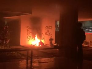 32 Mahasiswa Diamankan Terkait Penyerangan-Pembakaran Gedung FIB Unhas 32 Mahasiswa Diamankan Terkait Penyerangan-Pembakaran Gedung FIB Unhas