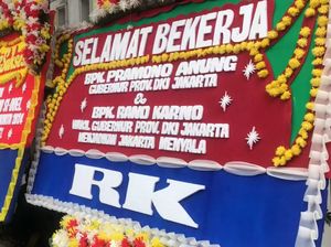 Video: RK Kirim Karangan Bunga ke Rumah Pemenangan Pramono-Rano Video: RK Kirim Karangan Bunga ke Rumah Pemenangan Pramono-Rano
