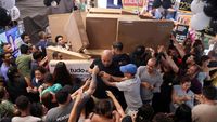 Warga Brasil Berburu Barang di Black Friday 2024