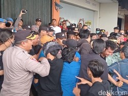Aksi Saling Dorong Warnai Demo Massa di Bawaslu Kota Tasikmalaya