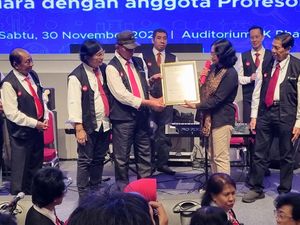 Puluhan Guru Besar Berkumpul di Kediri Catatkan 2 Rekor MURI Puluhan Guru Besar Berkumpul di Kediri Catatkan 2 Rekor MURI