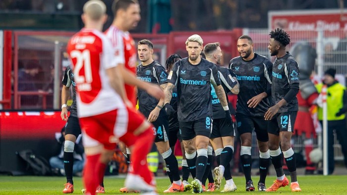 30 November 2024, Berlin: Soccer: Bundesliga, 1. FC Union Berlin - Bayer Leverkusen, Matchday 12, An der Alten Försterei. Bayer Leverkusen players celebrate after Frimpongs goal for 1:0. Photo: Andreas Gora/dpa - IMPORTANT NOTE: In accordance with the regulations of the DFL German Football League and the DFB German Football Association, it is prohibited to utilize or have utilized photographs taken in the stadium and/or of the match in the form of sequential images and/or video-like photo series. (Photo by Andreas Gora/picture alliance via Getty Images)