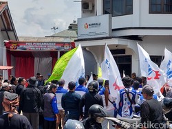 Buruh Geruduk Kantor Bawaslu Bandung Barat