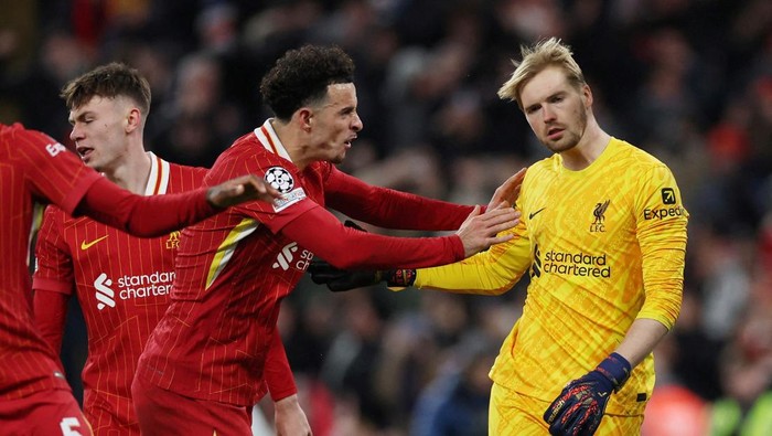 Soccer Football - Champions League - Liverpool v Real Madrid - Anfield, Liverpool, Britain - November 27, 2024  Liverpools Caoimhin Kelleher celebrates with Curtis Jones after saving a penalty kick Action Images via Reuters/Lee Smith     TPX IMAGES OF THE DAY