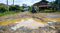 Duh, Belasan Tahun Jalan Rusak di Cianjur Tak Kunjung Diperbaiki