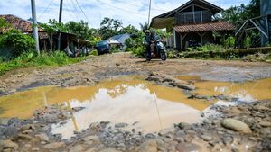 Duh, Belasan Tahun Jalan Rusak di Cianjur Tak Kunjung Diperbaiki