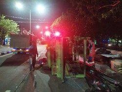 Sopir Ngantuk, Truk Muat Bahan Bangunan Terguling di Surabaya