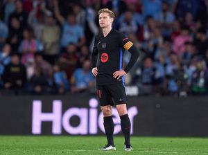 Flick Ungkap Alasan Masih Sering Cadangkan De Jong