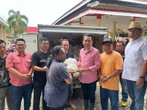 Gus Fawait Bagikan Ribuan Paket Sembako ke Korban Banjir di Jember