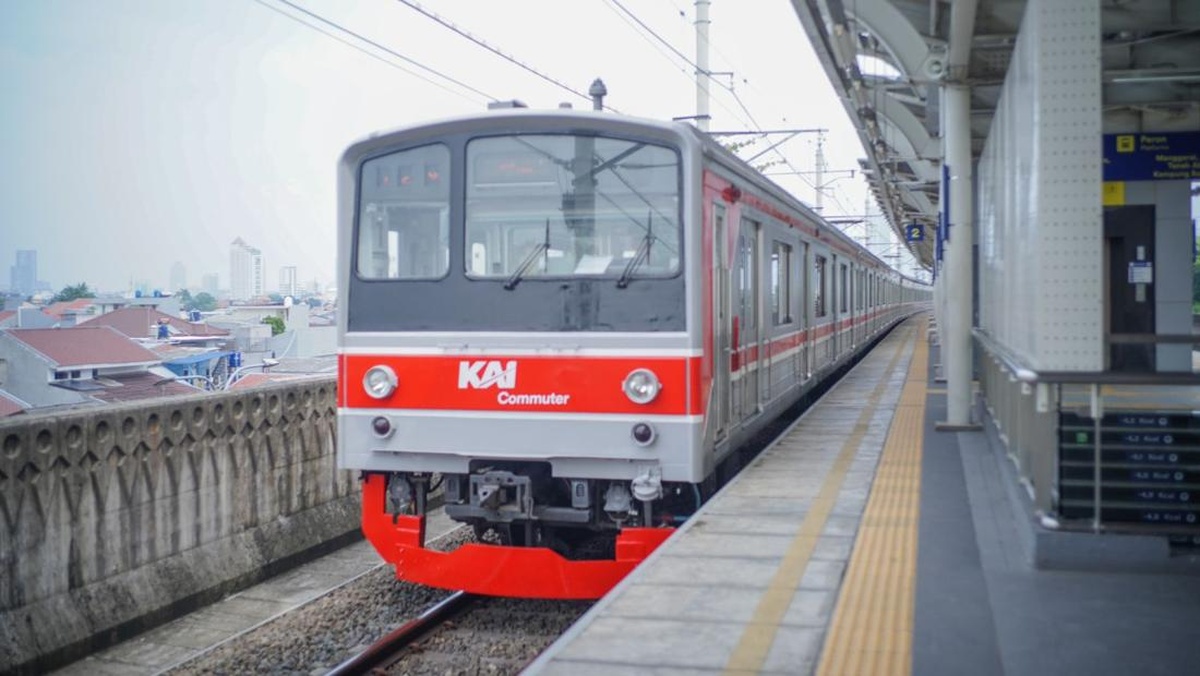 Aksi Wanita Hirup Kamper di KRL Bikin Panik Penumpang