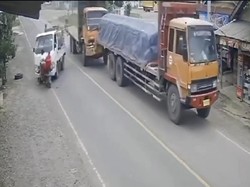 Laka Beruntun 4 Kendaraan di Muara Enim Terekam CCTV, Pemotor Terpental