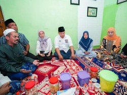 Khofifah Takziah ke Rumah Saksi Paslon 02 yang Meninggal Usai Bertugas