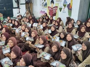 KKP Bagikan Makan Bergizi Gratis Menu Ikan di SMP Jogja KKP Bagikan Makan Bergizi Gratis Menu Ikan di SMP Jogja