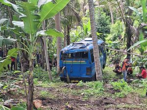 Pecah Ban, Minibus Oleng-Terjun ke Jurang di Pengasih Kulon Progo