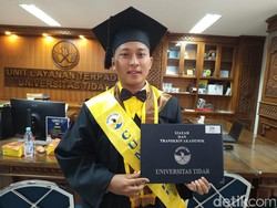 Cerita Wisudawan Termuda-Terbaik Untidar, Sempat Minder-Raih IPK 3,95
