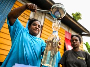 Melihat Pengolahan Kelapa Menjadi Minyak di Sorong